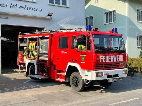 Die Feuerwehr Gaißau liefert ein Tanklöschfahrzeug samt Ausrüstung aus.  VLK