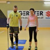 Sportlandesrätin testet ihr Rollhockey-Können