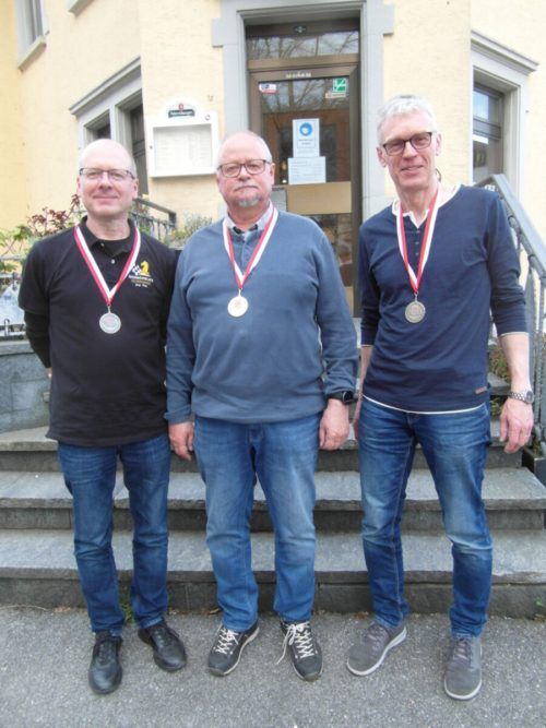 Die Gewinner der diesjährigen Seniorenlandesmeisterschaft im Schach sind Holger Lassahn (Silber), Gebhard Eiler (Gold) und Reinhard Forster (Bronze). bvs (2)