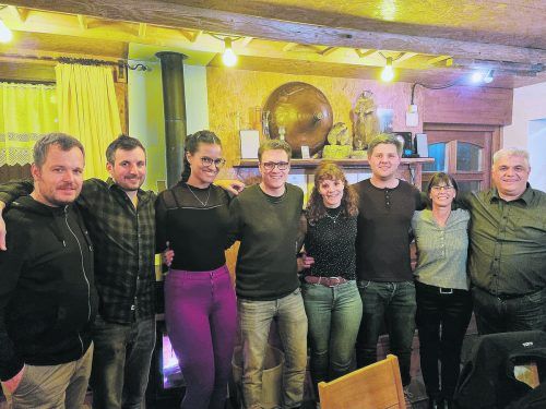 Die im Rahmen der JHV geehrten Mitglieder.  SChuhplattlergruppe Zwischenwasser
