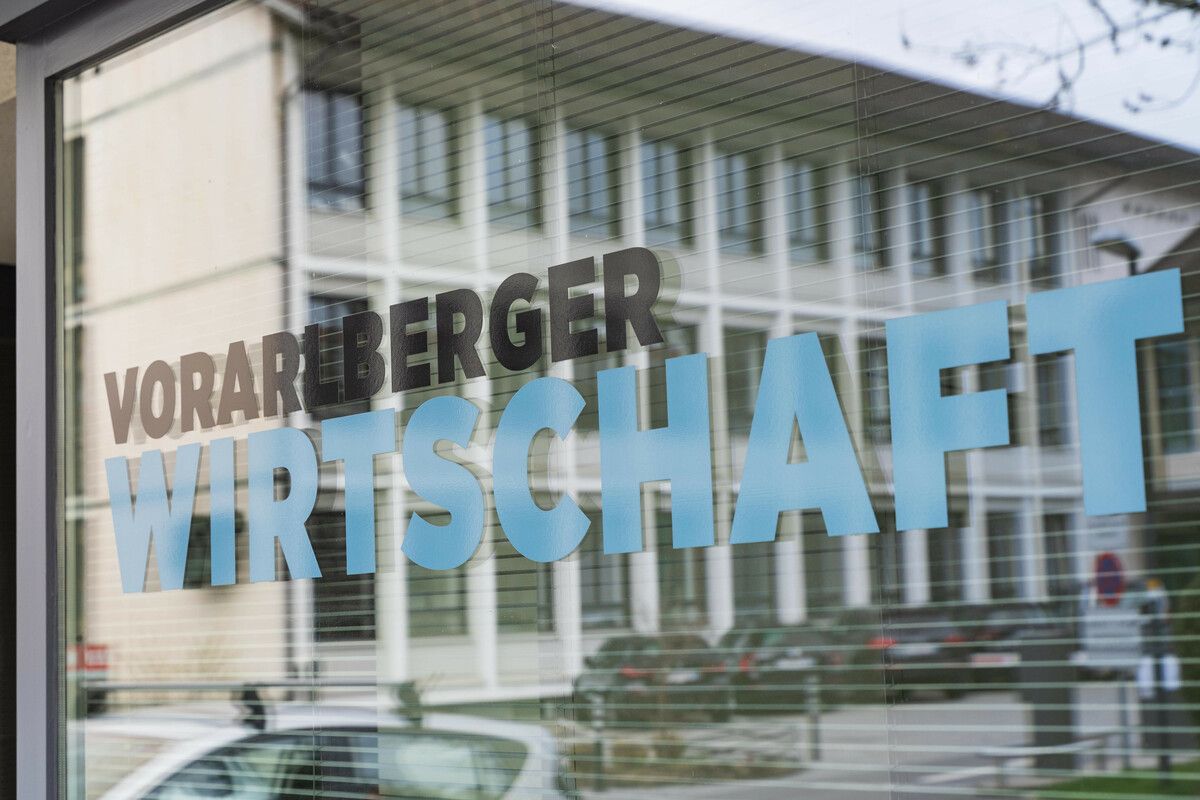 Was den Verdacht der vorsätzlichen Abgabenhinterziehung betrifft, laufen die Ermittlungen noch. Für alle genannten Personen gilt die Unschuldsvermutung.⇒APA