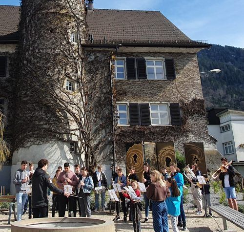 Die Jungmusiker der Bürgermusik spielten vor dem Rathaus ein Ständchen. Stadt