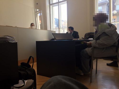 Die Kronzeugin und Hauptbetroffene des Prozesses, die 15-jährige „Leila“, während ihrer Aussage am Landesgericht Feldkirch. vn-gs