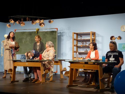 Die Lehrerin Frau Müller in Diskussionen.  M. Scherrer