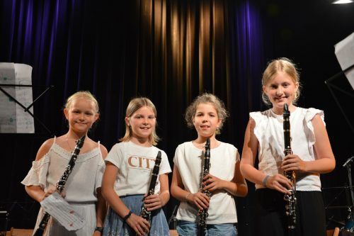 „Die netten Klarinetten“ spielten auf der Freudenhausbühne zwei Stücke. VV (4)