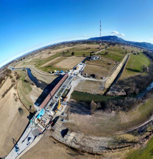 Die neue Brücke besteht aus zwei Teilen. Sie ist 82 Meter lang. In wenigen Tagen wird sie eröffnet.  i+r
