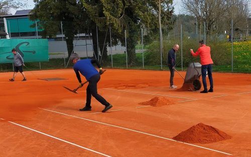 Die Tennisplätze wurden vorbereitet. siha