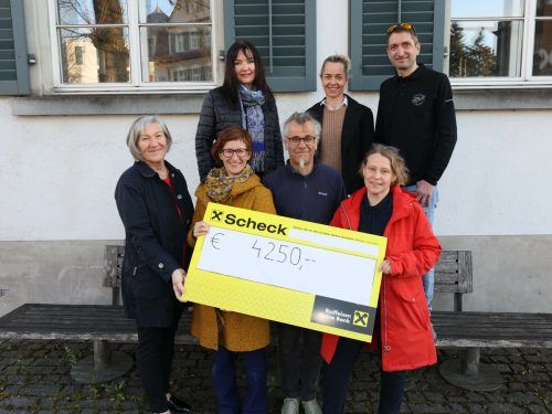 Die Vertreter von vogelfreiRAUM Elena Graber, Karin Reith und Michael Mathis (hinten) mit Hermengilde Ebener, Marie Stempfel, Martin Hauser sowie Carmen Drexler (vorne).  AME
