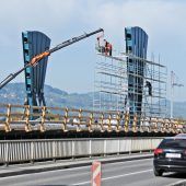 Rheinbrücke: Masten werden aufgestellt