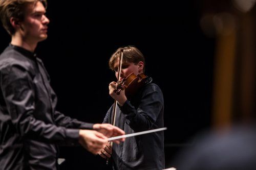 Dirigent Tobias Grabher mit dem Solisten Fridolin Schöbi.