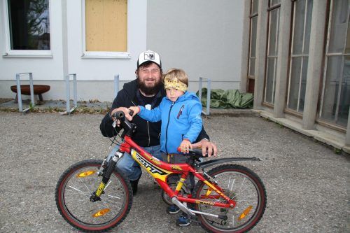 Dominik und Oskar haben ein passendes Bike gefunden. HE