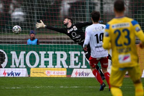 Dornbirn-Gaolie Luca Bundschuh streckt sich vergeblich und kann den Gegentreffer nicht verhindern. GEPA