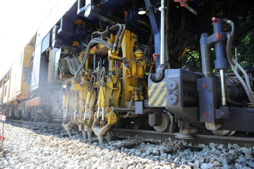 Durch die Erhaltungsarbeiten kommt es zu Abweichungen im Zugverkehr. Entlang der Arlbergstrecke sind an zwei Wochenenden rund 160 Mitarbeiter im Einsatz. ÖBB