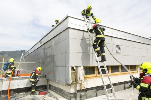 Ein Großaufgebot an Einsatzkräften musste zur Hauptschule Satteins ausrücken. D. Mathis