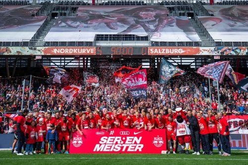 Eine ausgelassene Meisterfeier mit den Fans durfte in Salzburg nicht fehlen. GEPA/2