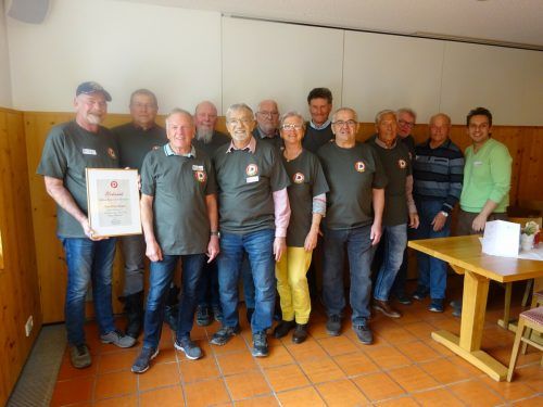 Einige Teilnehmer der 10-Jahresfeier der PVÖ-Motorradfahrer mit dem neuen Biker-Shirt. PVÖ