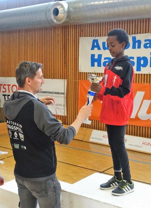 Elias Metelko bekommt den Meisterpokal von Andreas Lubetz überreicht. Privat