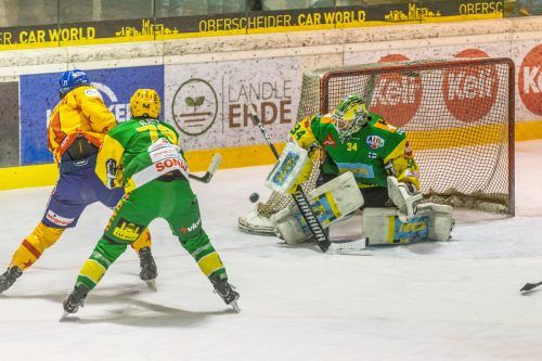 Erfolgreiche Parade von EHC-Goalie Erik Hanses nach einem Schuss von Stefano Giliati. VN/Sams