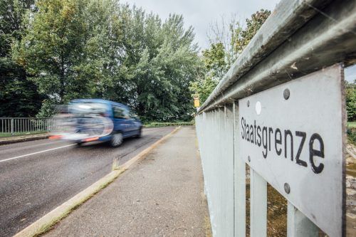 Es gibt Erleichterungen für jene, die wegen Job oder Familie regelmäßig über eine Grenze pendeln.  VN/Sams
