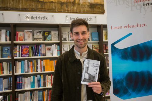 Fabian Tobias Reiner präsentierte in der Buchhandlung Brunner sein erstes Buch. Er studierte an der ETH Zürich, der USI Mendrisio sowie der AA London. vn/Steurer