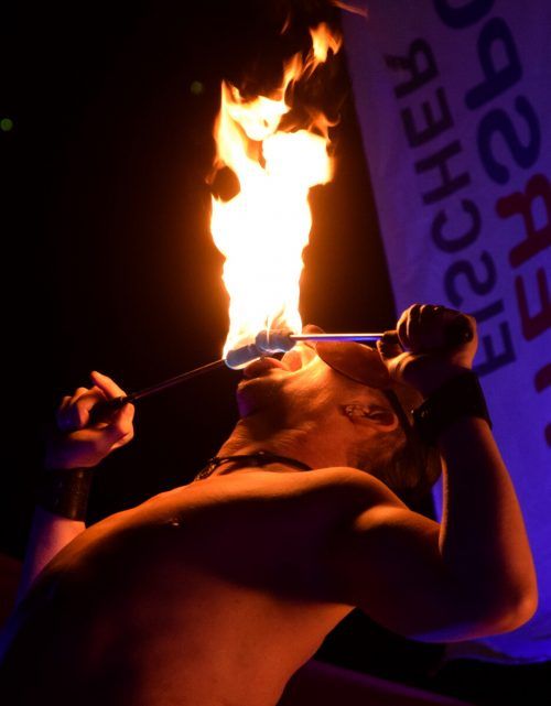 Feuerartist Tom Veith spuckt meterhohe Flammen.