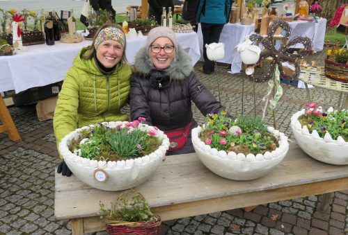 Frühlingshafte Blumengestecke wurden angeboten.