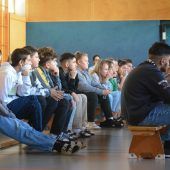 Eine alte Dame besuchte das Rheindorf