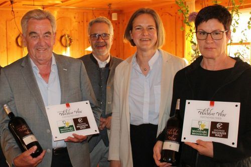 GF Klaus Gössel und GF Christina Rusch zeichneten „Tannberg Fritz“ und Ingrid Schiechl als Wäldar-Win-Premiumpartner aus.  STP/3