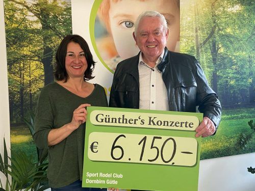 Günther Lutz übergab den symbolischen Scheck an Susanne Marosch. cth