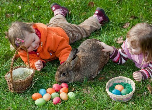 Hasenzeit und bunte Eier: Amy und Helena freuen sich aufs Osterfest. DPA/Pleul