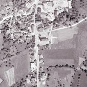 Mit der Kirche ums Dorf. Das 1950er-Jahre-Luftbild-Quiz
