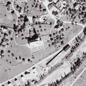 Mit der Kirche ums Dorf. Das 1950er-Jahre-Luftbild-Quiz