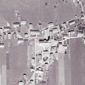 Mit der Kirche ums Dorf. Das 1950er-Jahre-Luftbild-Quiz