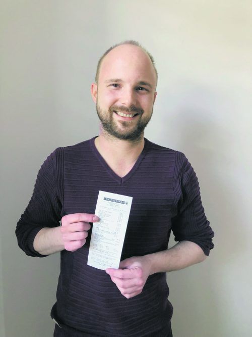 Im Supermarkt habe ich heute für etwas Brot, Käse, Wurst, Limonade und noch ein paar Kleinigkeiten – alles in allem waren es 11 Artikel – satte 25,72 Euro bezahlt. Die Benzinpreise explodierten ebenfalls. Ich hoffe sehr auf eine Preisdeckelung durch die Politik sowie eine Indexanpassung. Benjamin Ledoldis (29) aus Bludenz, Kellner