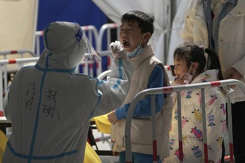 In der stärksten Corona-Welle in China seit zwei Jahren greifen die Gesundheitsbehörden zu drastischen Mitteln. Das sorgt für massive Kritik.  ap