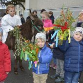 Christliche Tradition mit Esel und Palmbuschen