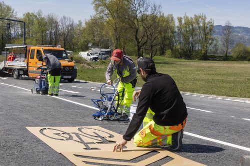 In Fahrtrichtung Lauterach wurden noch Bodenmarkierungen für Radler aufgebracht. VN/Paulitsch