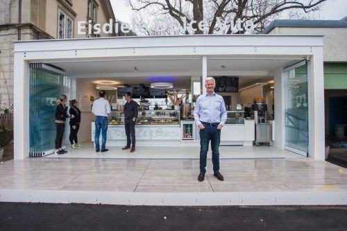 Inhaber Andrew Nussbaumer vor der neuen Eisdiele am Lochauer Seeufer. Produziert wird das gesamte Dolce-Vita-Eis in Hohenems.  vn/Steurer