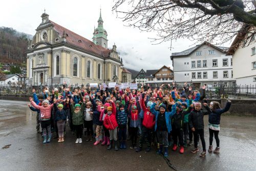 Jubel in Bezau! Die Volksschüler haben die Lesewette gewonnen. In zwei Wochen erscheint eine Beilage, in der die Projekte aller angemeldeten Schulen präsentiert werden.  VN/Stiplovsek