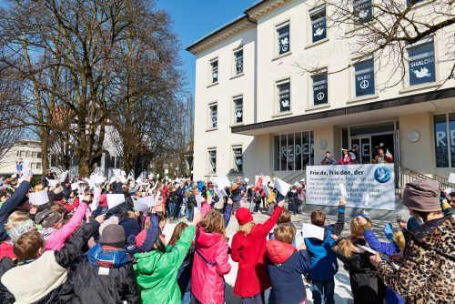 Kundgebung für den Frieden an der Volksschule Lustenau Kirchdorf. Lustenau/Kuzmanovic