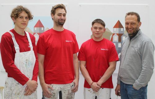 Lehrherr Michael Fetz mit seinem Erfolgstrio – Jonas Feurstein, Rupert Moosbrugger und Julian Klocker (v. l.) – das beim Lehrlingswettbewerb abräumte. STP