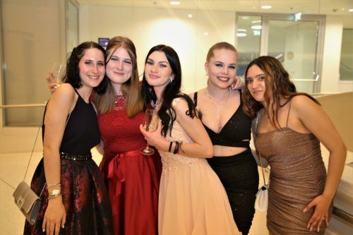Leonie, Tatjana, Janina, Emilie und Jaqueline in ihren Ballroben.