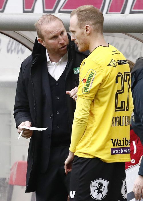 Letzte Anweisungen für Stefan Haudum. Der Mittelfeldmann spielt im Konzept von Ludovic Magnin eine wichtige Rolle. gepa