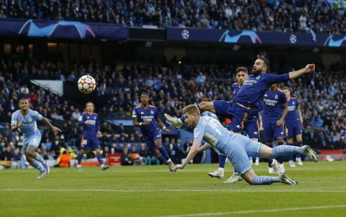 Manchester Citys Kevin De Bruyne „fliegt“ zum 1:0 gegen Real Madrid und startete das Torspektakel. Das Halbfinal-Hinspiel in Manchester endete mit 4:3 für die Citizens. apa