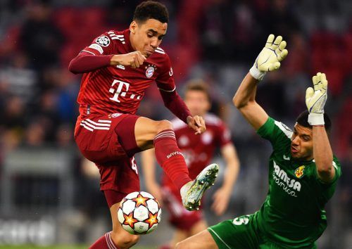 Nur wenige Torraumszenen, im Bild Jamal Musiala gegen Torhüter Geronimo Rulli, sahen die Zuschauer in der Münchner Allianz Arena. gepa