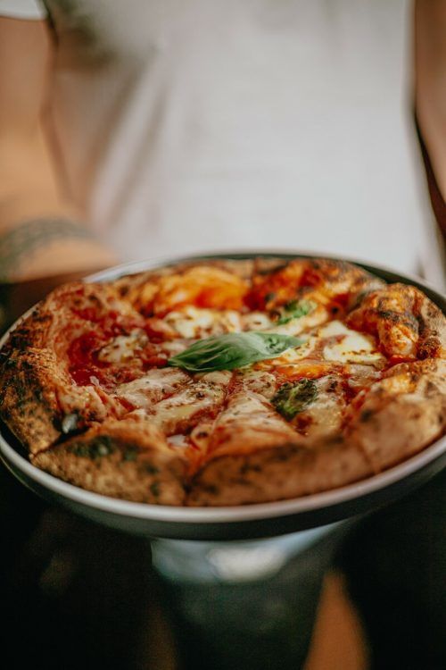 Original neapolitanische Pizza ohne Zusatzstoffe mit ganz viel Amore!