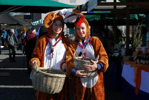 Pfadfinder verteilen Ostereier am Ostermarkt. MG/Oswald