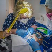 Zerbrechende Zähne und leidende Kinder