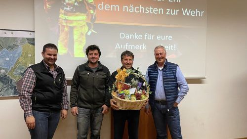 Roland Schwarzmann hat das Amt des Kommandanten der Ortsfeuerwehr Schröcken nach 20 Jahren an seinen Nachfolger Lukas Urban weitergegeben. OF Schröcken