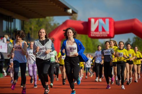 Runde um Runde drehten die Schülerinnen und Schüler im Feldkircher Waldstadion. VN/Steurer
